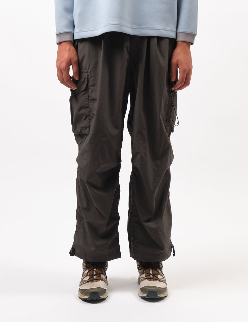【美品】and wander oversized cargo pants ロゴ and wander (アンドワンダー) oversized cargo pants / オ－バー