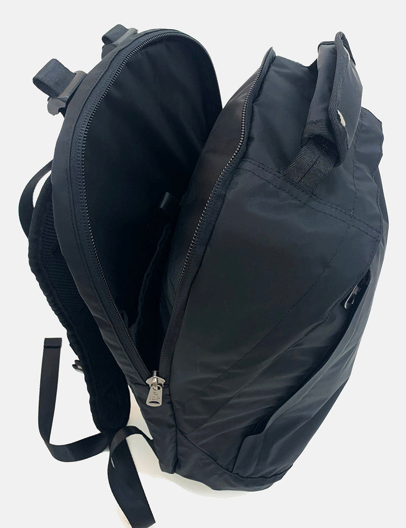 Unverzichtbare Daypack Swing Bag (ECONYL) - Schwarz