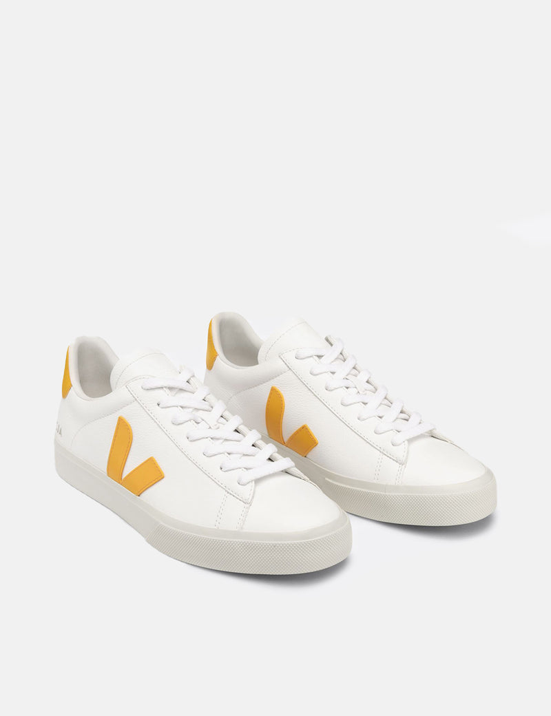 Women's Veja Campo Trainers (Chromefree Leather) - Extra White/Ouro