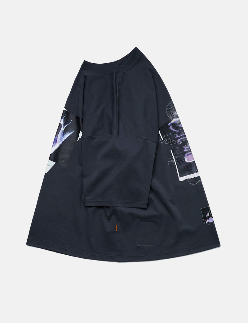 GOOPiMADE Nes-03 "Gewicht" Graphic T-Shirt - Midnight Navy