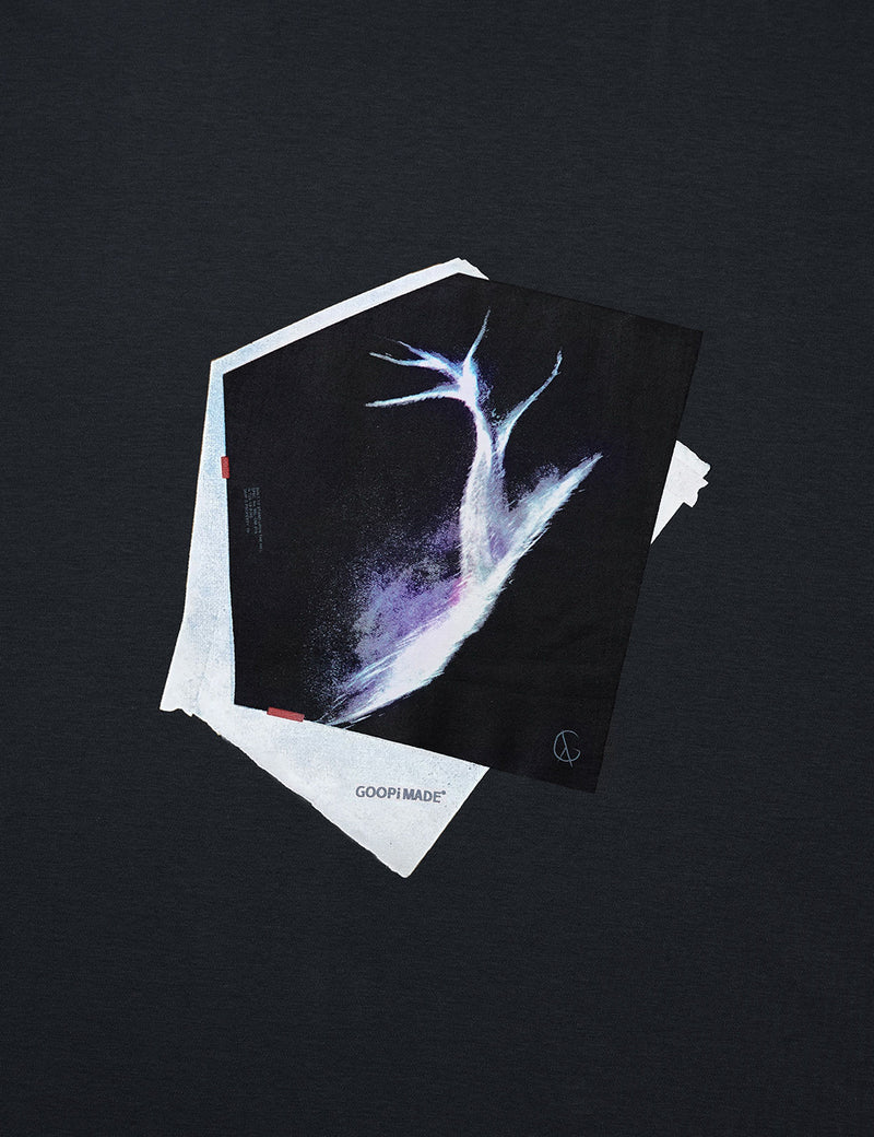 GOOPiMADE Nes-03 "Gewicht" Graphic T-Shirt - Midnight Navy