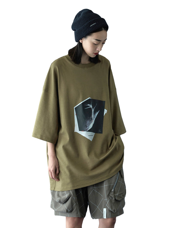 GOOPiMADE Nes-03 "Gewicht" Graphic T-Shirt - Moss Green