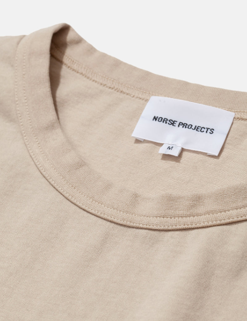 Norse Projects Johannes GMDTシャツ-オートミールベージュ