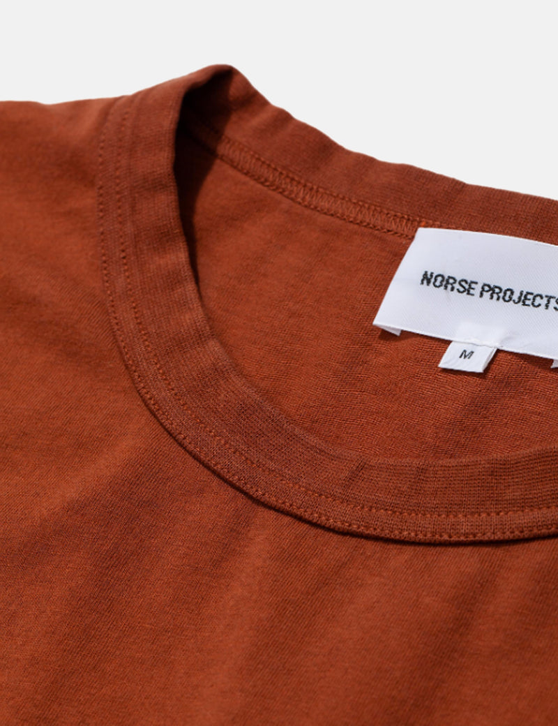 Norse Projects Johannes GMDTシャツ-バーントオーカー