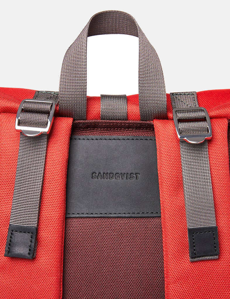 Sac à dos à roulettes Sandqvist Bernt - (Poly recyclé) - Cuir rouge mousse/noir